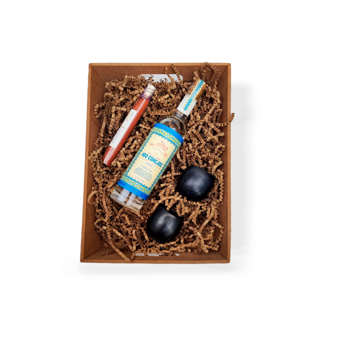 Exclusiva Canasta Navideña Mezcal 400 Conejos con Vasos de Barro Premium para Celebra