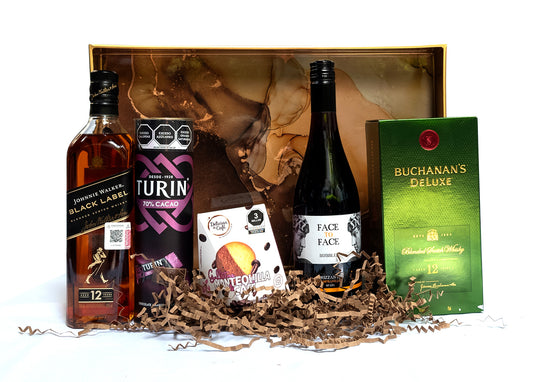 Canasta de Lujo con Whisky y Delicias – Black Label, Buchanan’s Deluxe, Vino Face to Face, Chocolates Turin y Galletas de Mantequilla| Premium/ Exclusivo