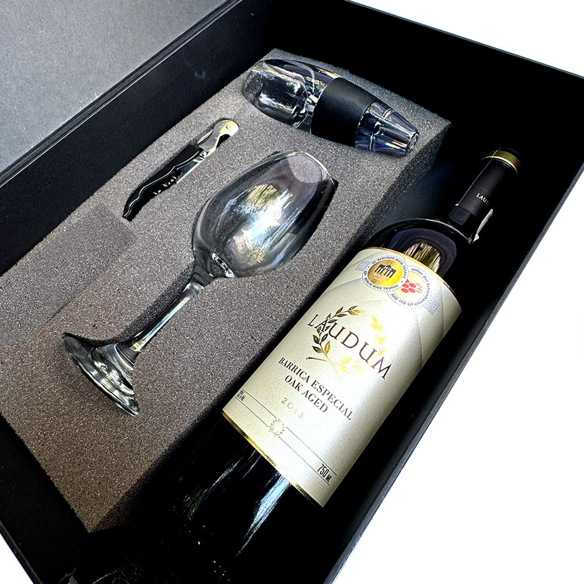 Regalo empresarial de lujo con vino tinto Laudum y complementos para cata de vinos