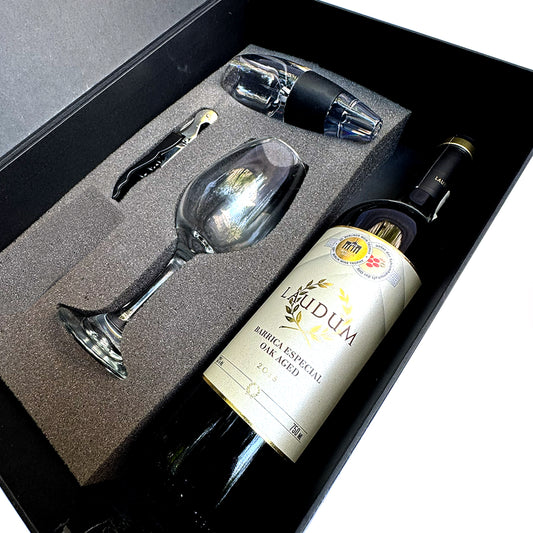 Regalo empresarial de lujo con vino tinto Laudum y complementos para cata de vinos