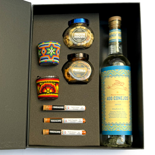 Regalo corporativo premium mezcal 400 Conejos con mezcaleros Arte Huichol y complementos para maridar