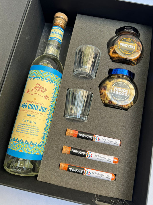 Regalo empresarial de lujo mezcal 400 Conejos con mezcaleros y complementos para maridar
