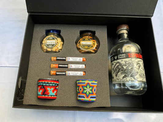 Regalo corporativo premium tequila Espolón con mezcaleros Arte Huichol y complementos artesanales
