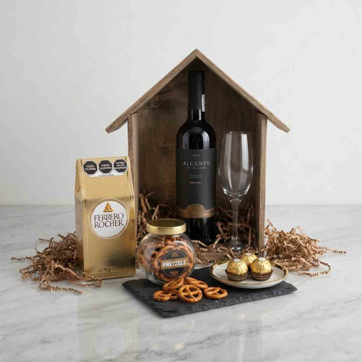 Canasta Regalo Empresarial "Casita Alcanta": con Vino Tinto Alcanta Crianza y botana selecta