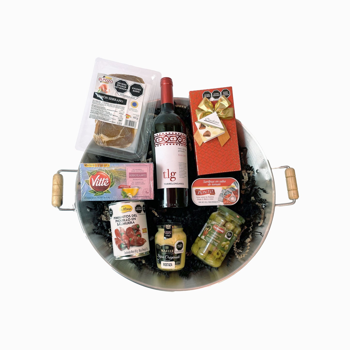 Paellera con vino tinto Roble 2017 Torrelogares y snacks