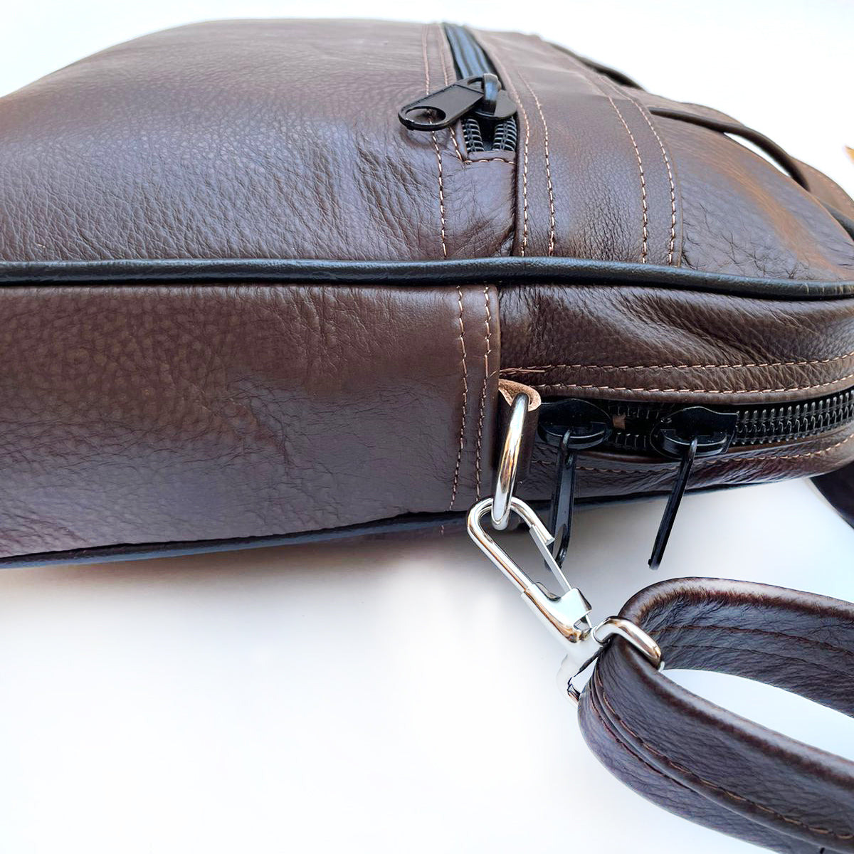 Elegancia y Protección: Maleta de Piel para Computadora con Correa
