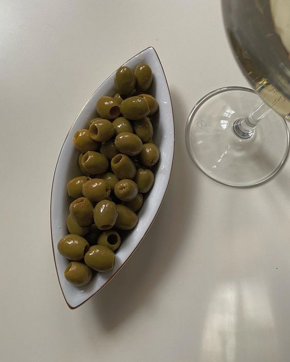 Canasta Navideña con Vino Tinto Alcanta, Whisky Buchanans y Absolut Vodka