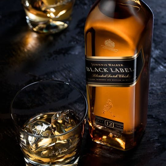Regalo Empresarial Johnnie Walker Black Label con Estatua de Lobo y Accesorios
