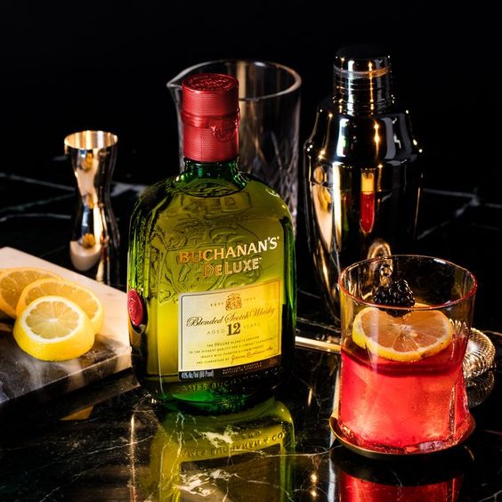 Canasta Navideña Vino Tinto y Whisky Buchanan´s 12 + Complementos