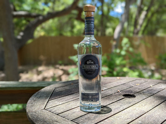 Canastas y Arcones Navideñas Exclusiva con Tequila Cuervo Cristalino, Vino Rosado y Complementos: Regalo Sofisticado para Celebrar