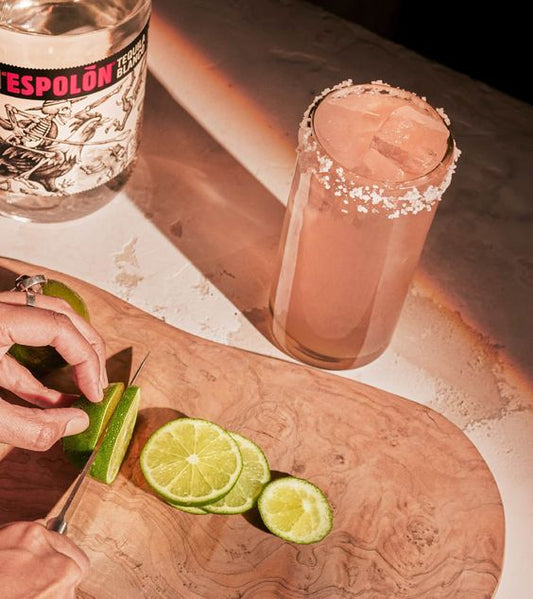 Canasta Navideña Corporativa con Smirnoff de Tamarindo, Tequila Espolón y Complementos Premium