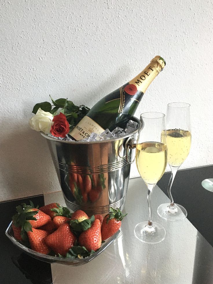Canasta Navideña Corporativa con Moët Chandon, Mezcal 400 Conejos y Vino Tinto Clos Montblanc Regalo de Lujo