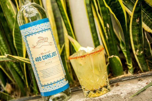 Canasta Navideña Corporativa con Moët Chandon, Mezcal 400 Conejos y Vino Tinto Clos Montblanc Regalo de Lujo