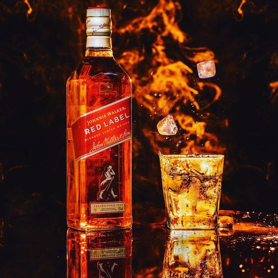 Canasta Navideña con Johnnie Walker Red Label, Vino Rosado, Galletas de Chocolate y Snacks