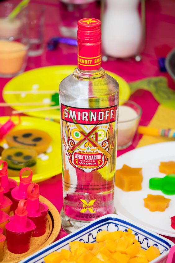 Canasta Navideña Corporativa con Smirnoff de Tamarindo, Tequila Espolón y Complementos Premium