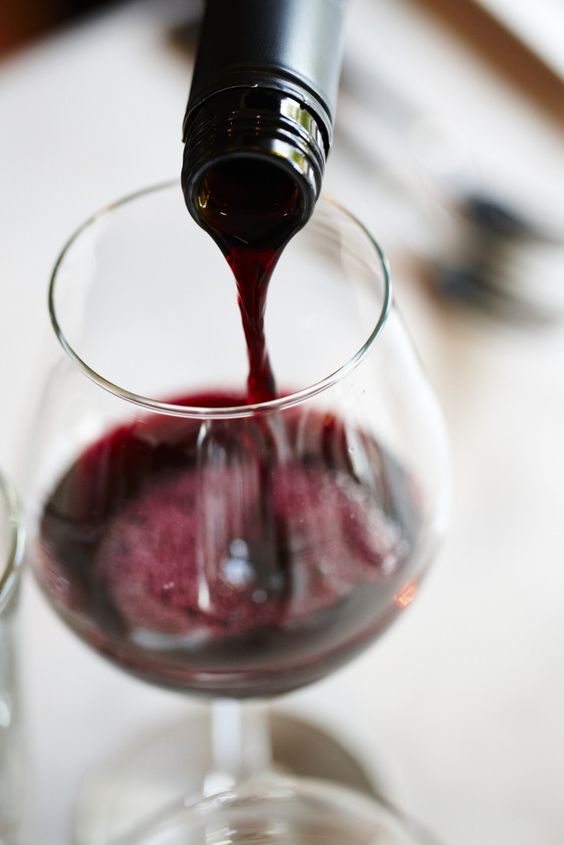 Charola de Piel con Destilados Selectos: Un Regalo de Lujo con Whisky, Vino Tinto y Delicias Gourmet