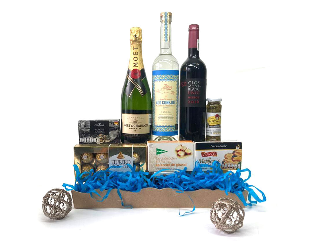 Canasta Navideña con Champaña Moët, Mezcal 400 Conejos y Vino Tinto Clos Montblanc