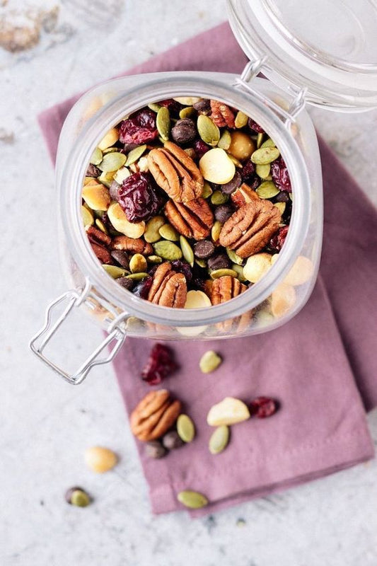 Canasta Navideña con Vino Tinto Alcanta Crianza y Deliciosos Tentempiés