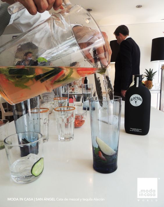 Tequila Alacrán de 750 ml con Tequileros