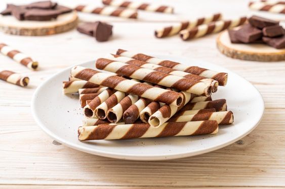 Canasta Navideña con Johnnie Walker Red Label, Vino Rosado, Galletas de Chocolate y Snacks