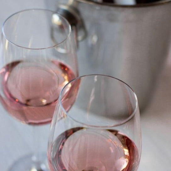 Kit de Skin Care & Vino Rosado Alcanta con Copas y Mármol