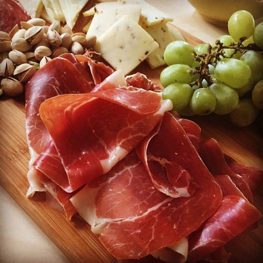 Charola Navideña Con Cuervo Cristalino, Vino Rosado y Complementos Gourmet