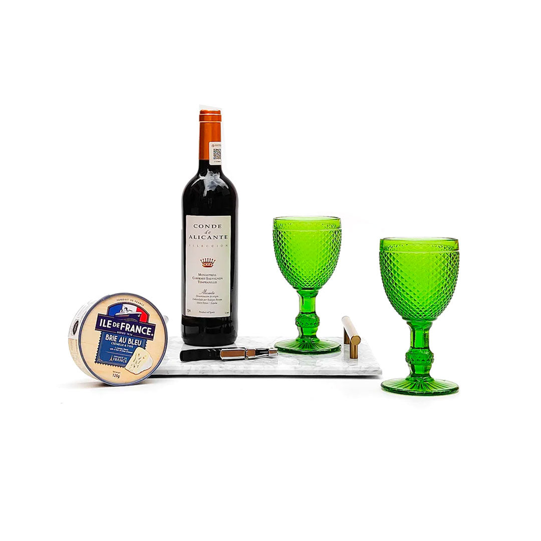 Kit con Vino Tinto Conde de Alicante con Queso Francés y Accesorios en Mármol