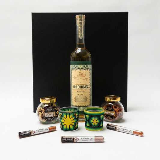 Kit Empresarial Mezcal 400 Conejos Reposado con Arte Huichol: El Regalo Corporativo de Lujo y Tradición