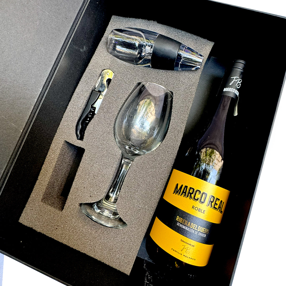 Regalo empresarial de lujo con vino Marco Real D.O Navarra y complementos para cata de vinos