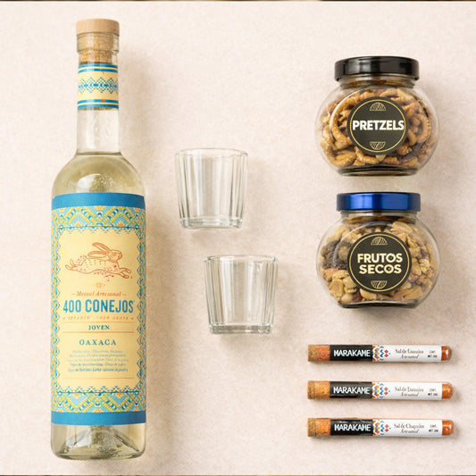 Regalo empresarial de lujo mezcal 400 Conejos con mezcaleros y complementos para maridar