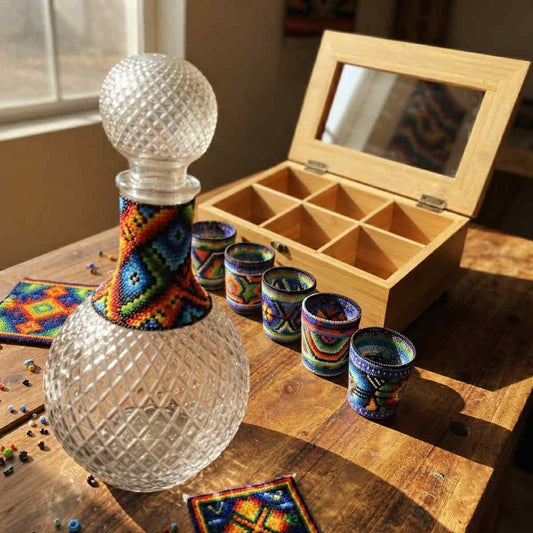 Set de Decantador de Cristal con 6 Vasos Huicholes en Caja de Madera | Exclusivo