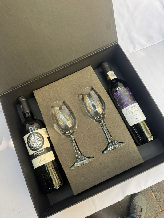Regalo empresarial de lujo con vino Domus Dei y Cristóforo con copas para cata