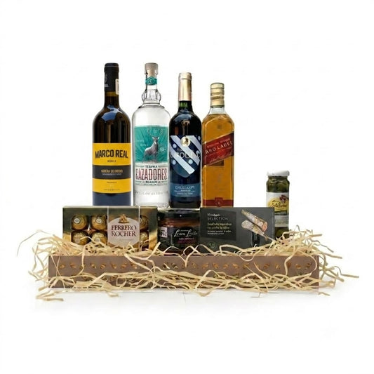 Canasta Empresarial Tequila Cazadores, Johnnie Walker y Selección de 2 Vinos