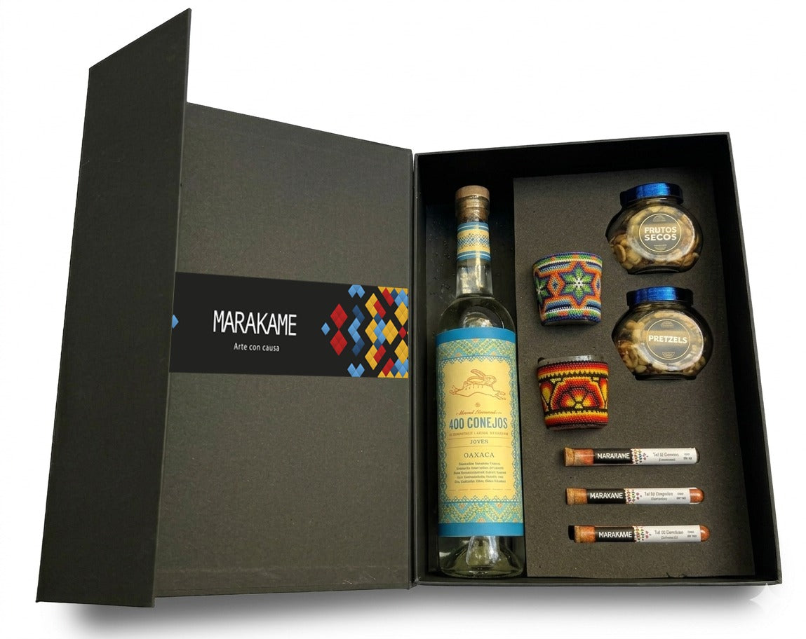 Regalo corporativo premium mezcal 400 Conejos con mezcaleros Arte Huichol y complementos para maridar