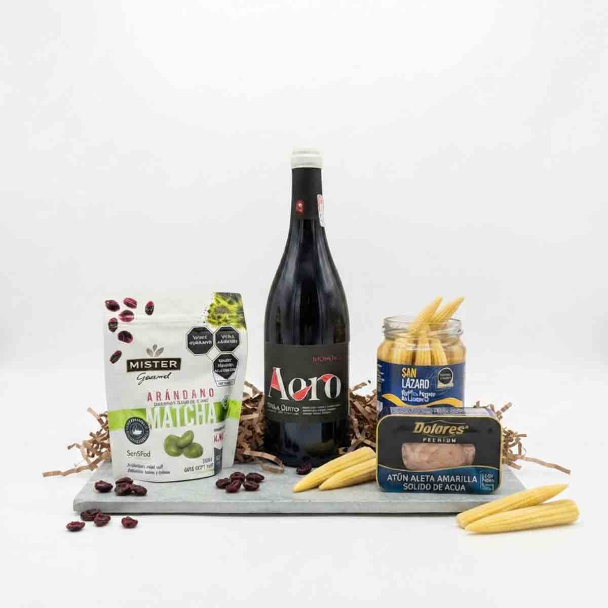 Canasta de pino con Vino Tinto  y Deliciosos complementos gourmet