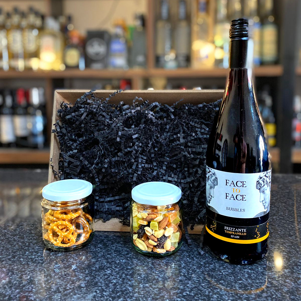 Canasta Navideña con Vino Tinto Face To Face y Snacks Festivos