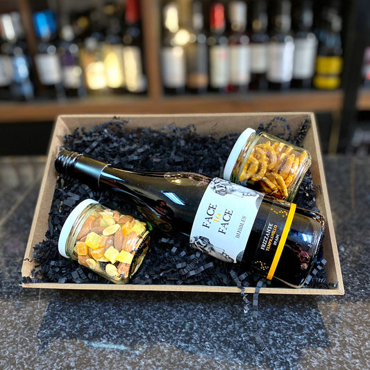 Canasta Navideña con Vino Tinto Face To Face y Snacks Festivos