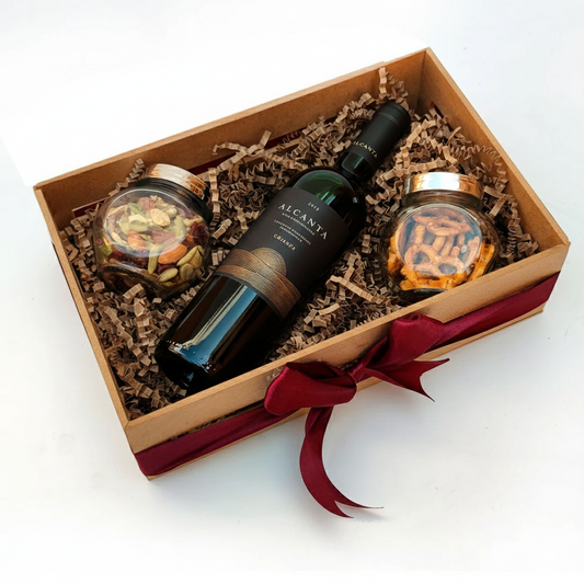 Canasta Navideña con Vino Tinto Alcanta Crianza y Deliciosos Tentempiés