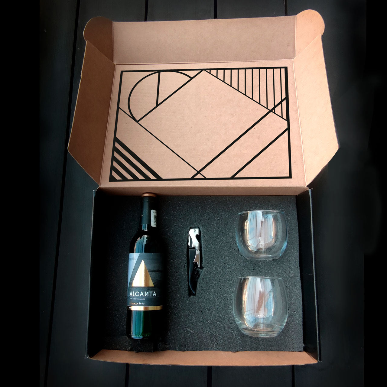 Wine Box Regalo con Vino Tinto Alcanta Crianza, Sacacorchos de 3 Pasos y Vasos de Cata: La Experiencia Perfecta para Amantes del Vino