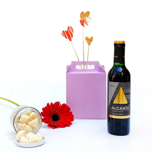 Regalo Especial de San Valentín con Vino Alcanta Crianza, Gomitas en Forma de Corazón y Encantadora Caja Sorpresa