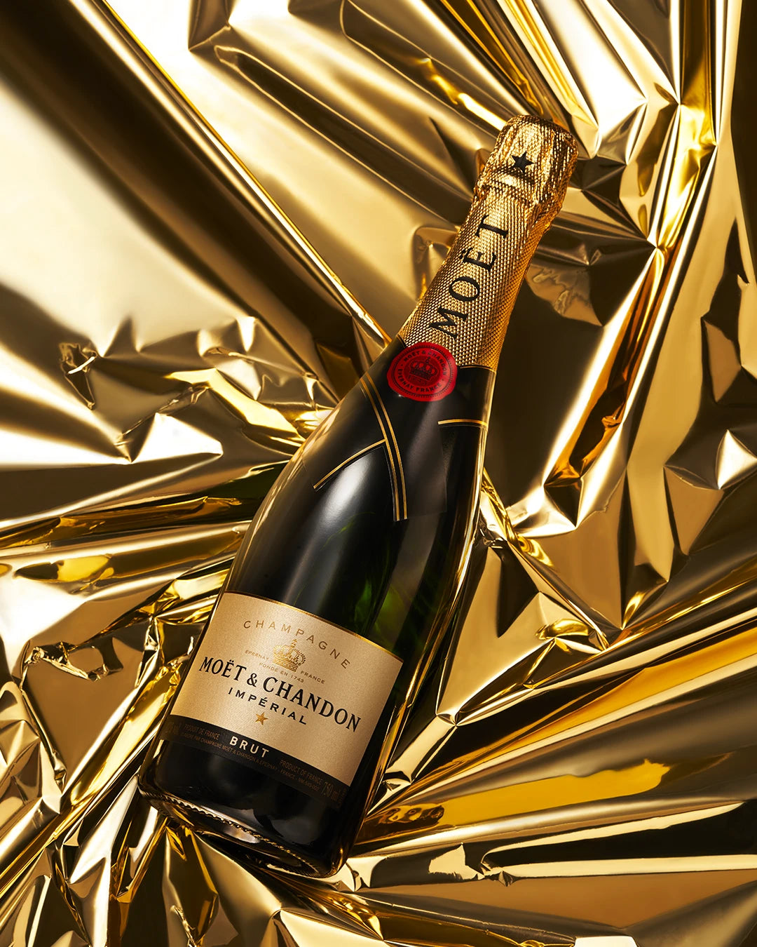 Caja de Regalo con Moet Brut Imperial, Chocolates y Galletas Gourmet: El Regalo Perfecto para Celebrar Momentos Especiales