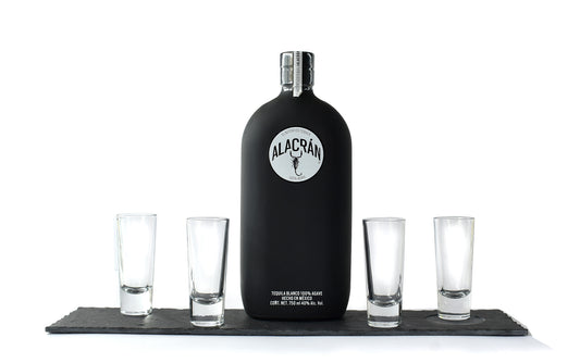 Regalo Empresarial Tequila Alacrán de 750 ml con Tequileros