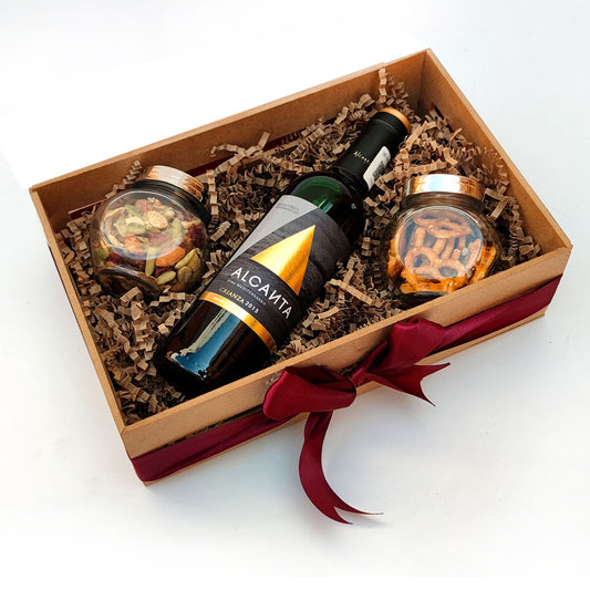 Canasta Navideña con Vino Tinto Alcanta Crianza y Deliciosos Tentempiés