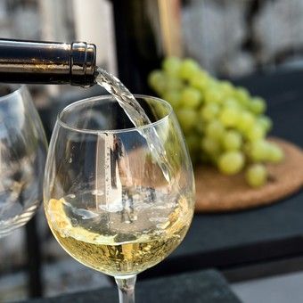 Arcones Y Canastas Navideñas Con Vino Blanco Chardonnay Y Complementos Gourmet